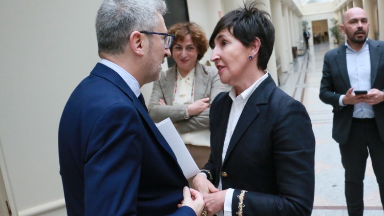 EAJ-PNVk galerien bidez artelanen salmentari BEZ murriztua aplikatzea ahalbidetzen duen Europako zuzentaraua sartzera premiatuko du Ogasun ministroa